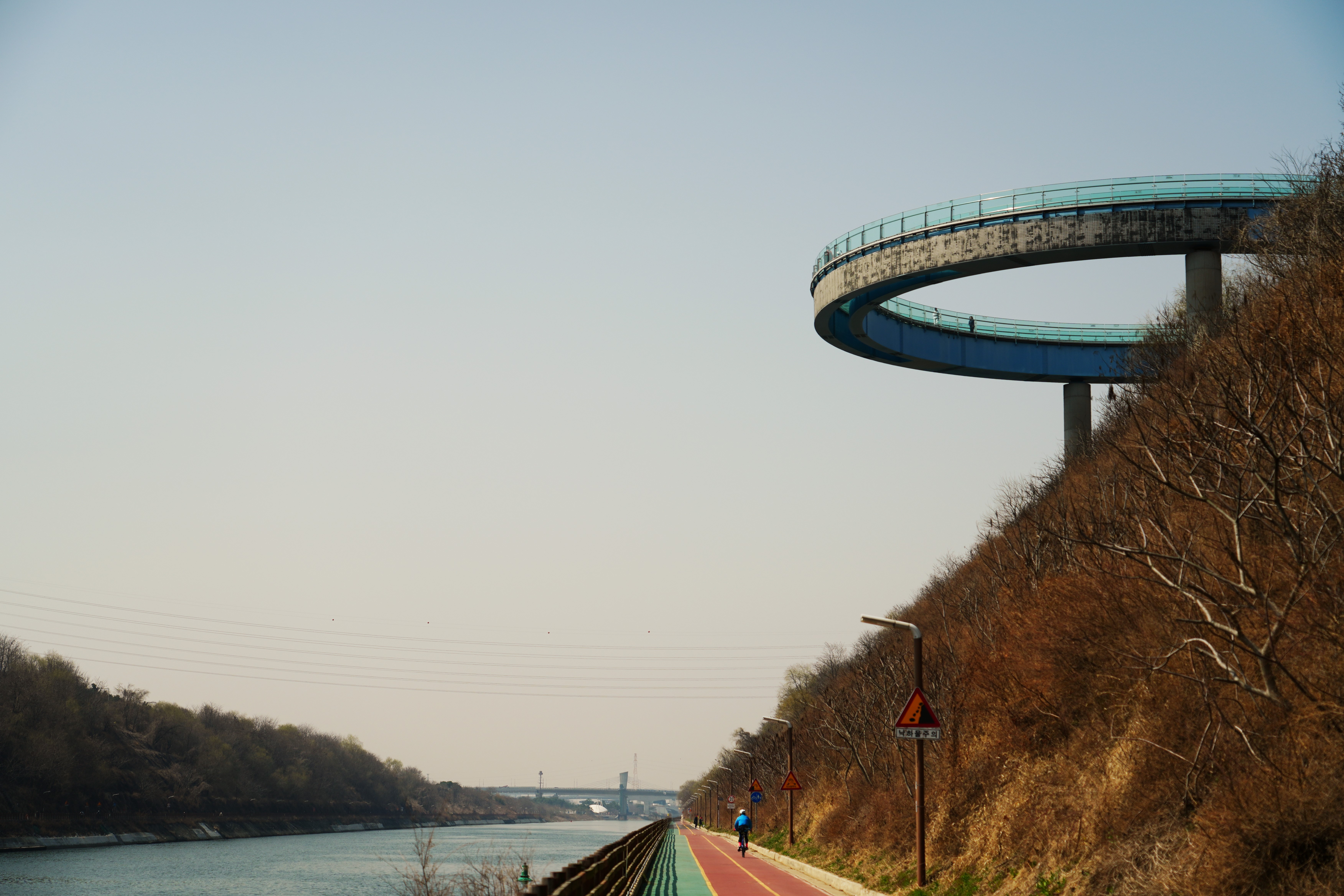 아라폭포 원경, 물막이와 녹지가 멀리서 호응. — AraMaru Skywalk (아라마루 전망대) · Gyeyang-gu, Incheon, South Korea