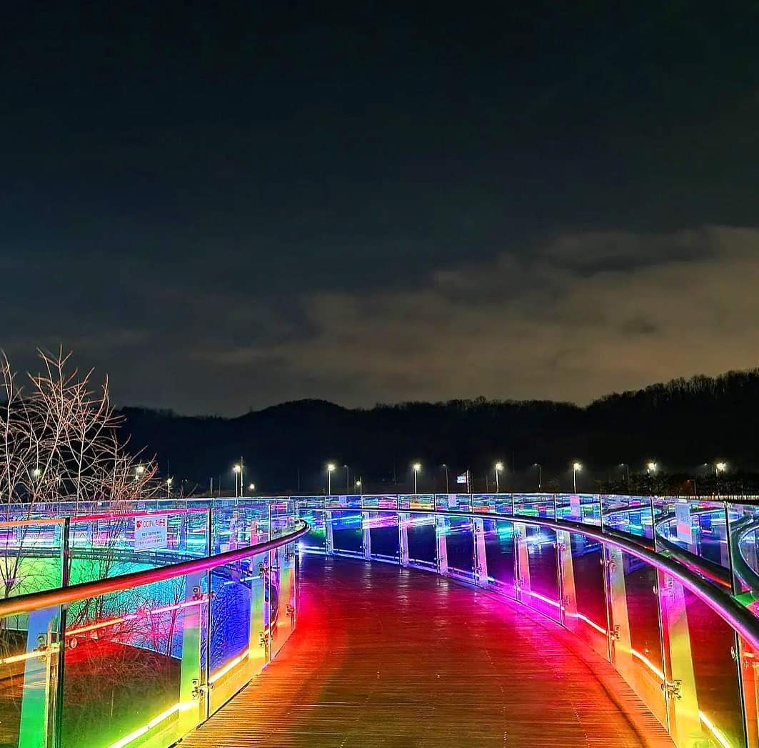 황혼의 따뜻한 플랫폼, 서쪽 빛이 유리에 황금 물결을 그린다. — AraMaru Skywalk (아라마루 전망대) · Gyeyang-gu, Incheon, South Korea