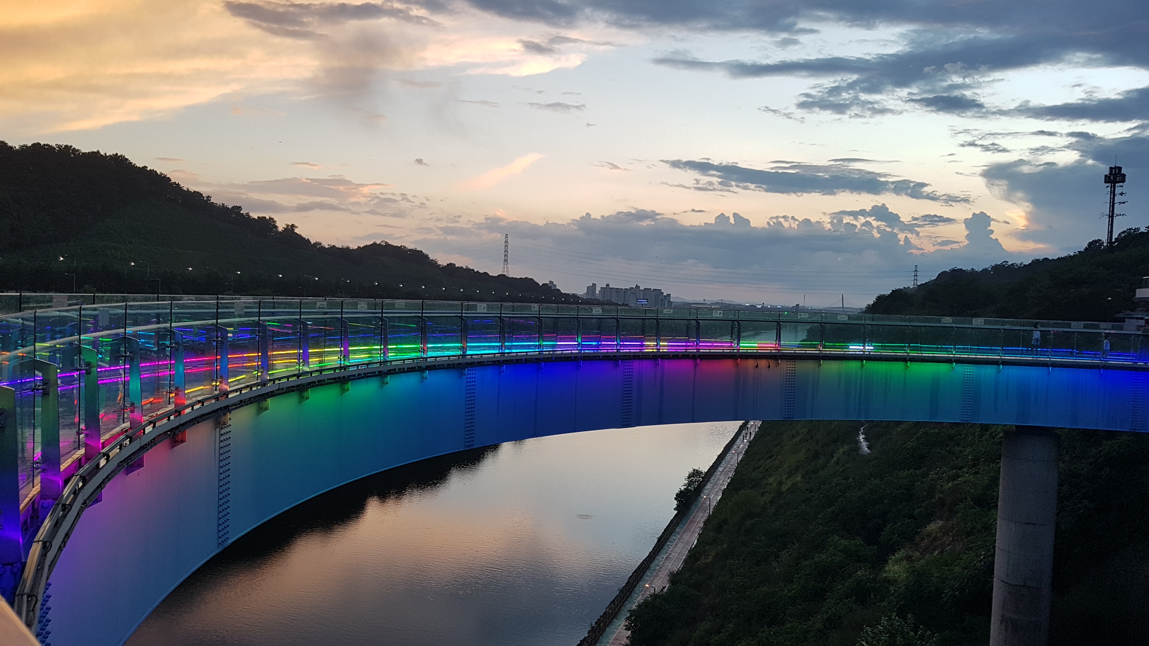 밤의 플랫폼 조명, 아라마루는 고요한 유리 구석으로. — AraMaru Skywalk (아라마루 전망대) · Gyeyang-gu, Incheon, South Korea
