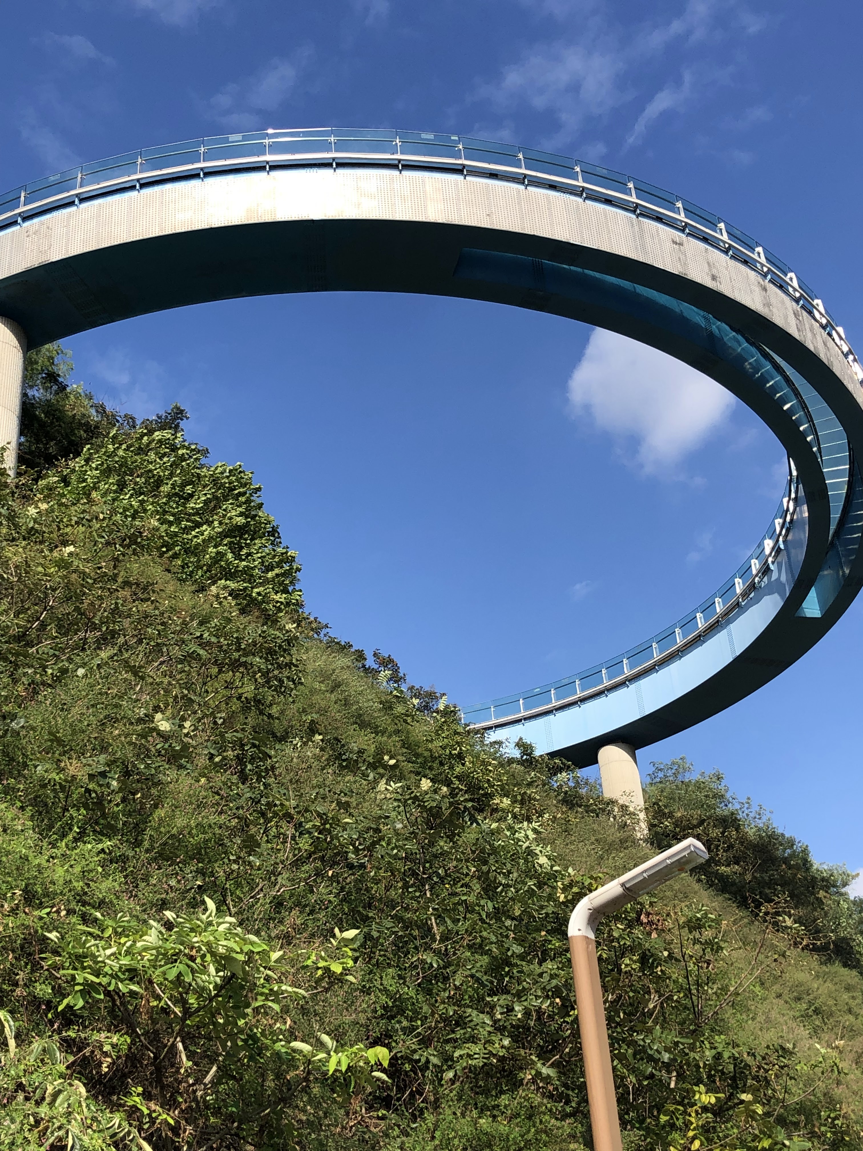 산책로에서 되돌아본 전망대, 유리 원판이 협곡 위에 매달려 있다. — AraMaru Skywalk (아라마루 전망대) · Gyeyang-gu, Incheon, South Korea