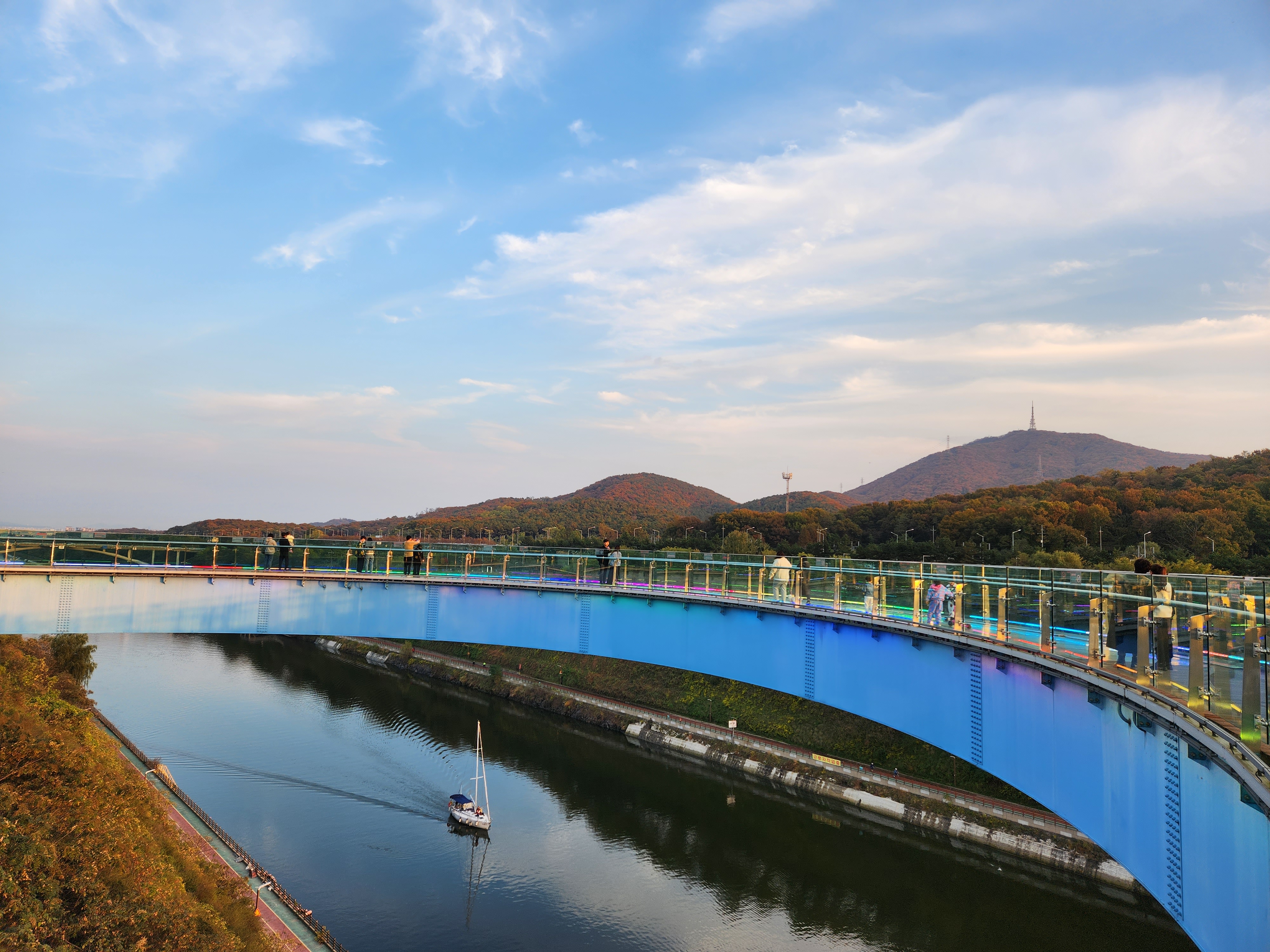 높은 곳에서 내려본 전망대와 수로 녹지의 지형. — AraMaru Skywalk (아라마루 전망대) · Gyeyang-gu, Incheon, South Korea