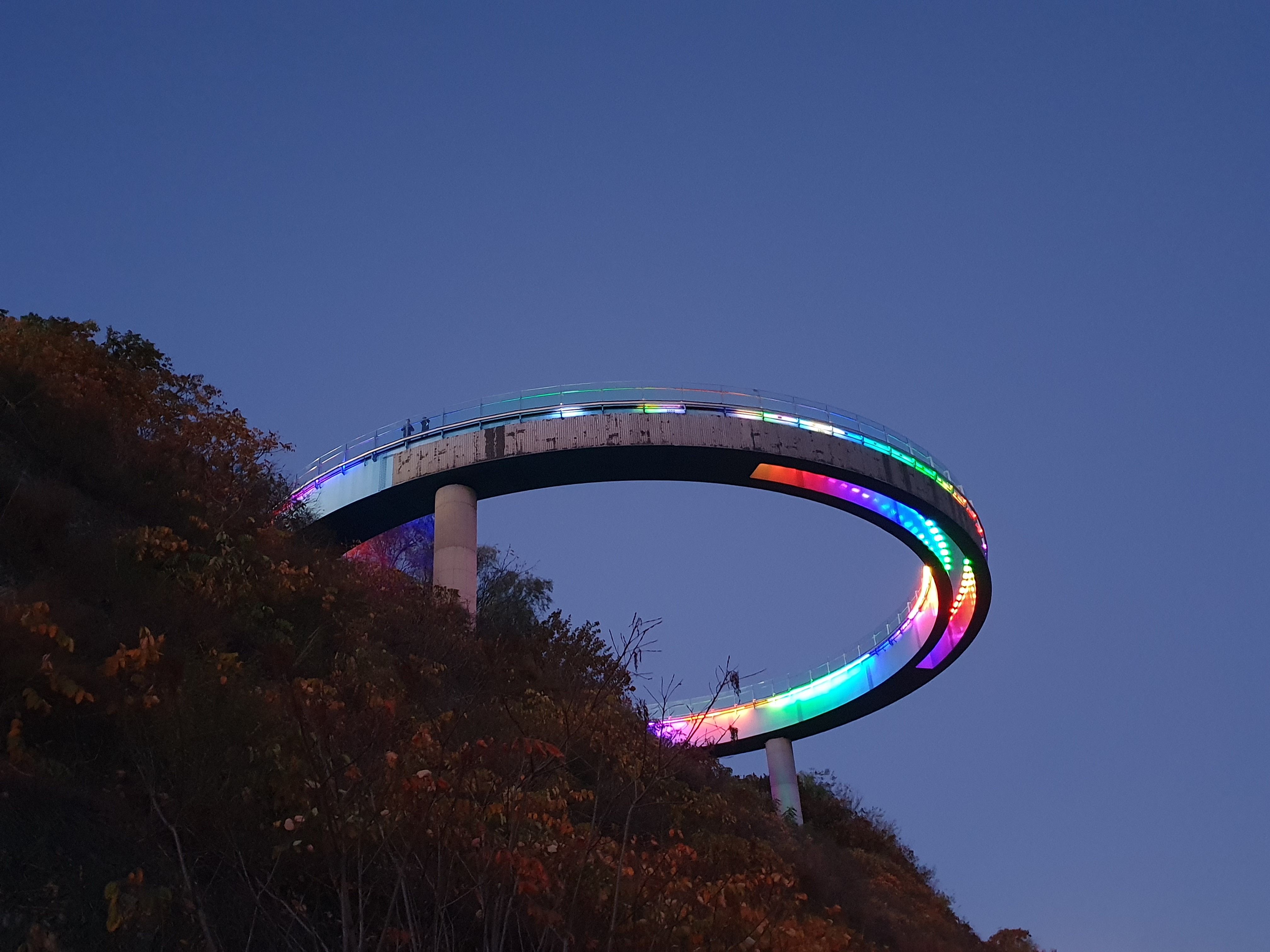 가족이 플랫폼을 거니는 훈훈한 모습, 가족 느린 나들이에 좋음. — AraMaru Skywalk (아라마루 전망대) · Gyeyang-gu, Incheon, South Korea